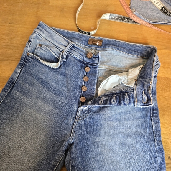 Mother 25×28 The Fly Cut Stunner Ankle Fray In Night On A Shiny White Vespa 25 - Picture 12 of 14